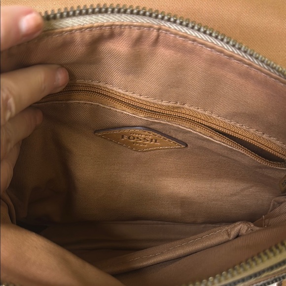 Fossil Tan and Black Crossbody Bag with Sophisticated Leather Design - Picture 3 of 9